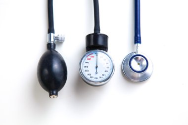 Gümüş stetoskop tonda bir dizüstü bilgisayar, mavi yalancılık aşağı