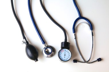 Gümüş stetoskop tonda bir dizüstü bilgisayar, mavi yalancılık aşağı