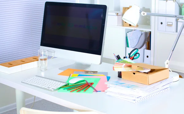 Oficina de trabajo con portátil y teléfono inteligente en la mesa de madera — Foto de Stock