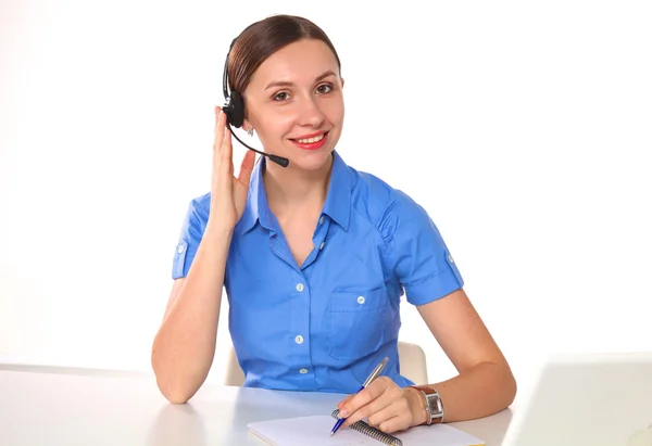 Retrato de mujer trabajadora de servicio al cliente, operador sonriente del centro de llamadas con auriculares aislados sobre fondo blanco — Foto de Stock