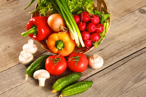 Λαχανικά. Φρέσκα βιολογικά λαχανικά σε καλάθι. Πάνω από το φυσικό περιβάλλον — Φωτογραφία Αρχείου