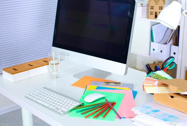 Office workplace with laptop and smart phone on wood table — Stock Photo, Image