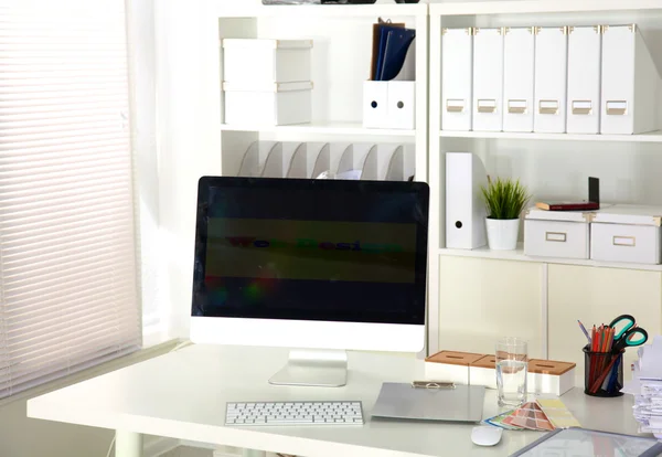 Bilgisayarı ve ahşap masasında akıllı telefonu olan bir ofis. — Stok fotoğraf