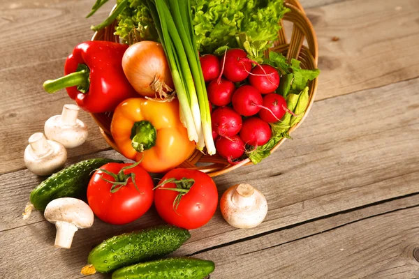 Zelenina. Čerstvá bio zelenina v košíku. Přes přírodu pozadí — Stock fotografie