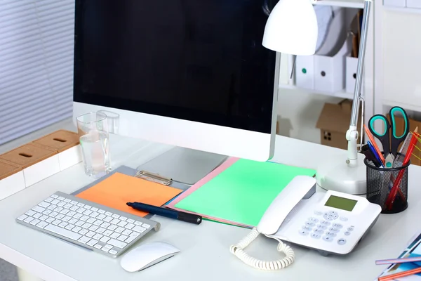 Mesa designer espaço de trabalho com um computador e papelada — Fotografia de Stock