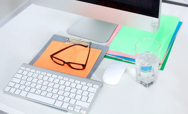 Büroarbeitsplatz mit Laptop und Smartphone auf Holztisch — Stockfoto