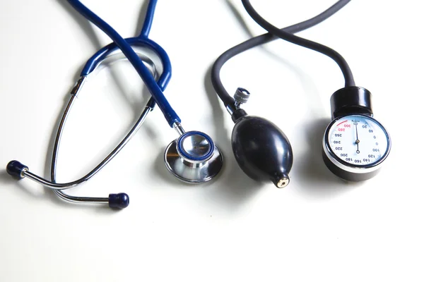 Stetoskop perak tergeletak pada laptop, kencang biru — Stok Foto