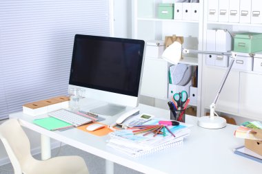 Bilgisayarı ve ahşap masasında akıllı telefonu olan bir ofis.