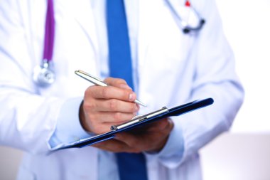 Sağlık ve tıp kavramı - ciddi erkek doktor stetoskop ile