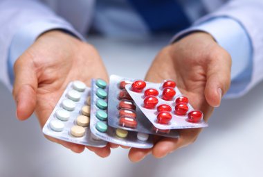 Doktorların elinde bir sürü farklı hap var.