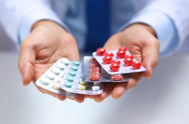 Doktorların elinde bir sürü farklı hap var.