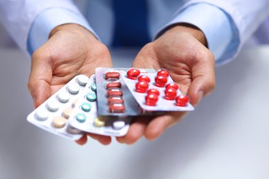 Doktorların elinde bir sürü farklı hap var.