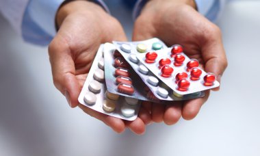 Doktorların elinde bir sürü farklı hap var.