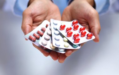 Doktorların elinde bir sürü farklı hap var.
