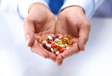 Doktorların elinde bir sürü farklı hap var.