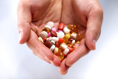 Doktorların elinde bir sürü farklı hap var.