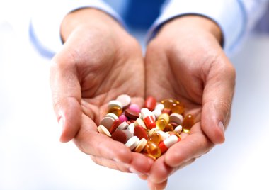 Doktorların elinde bir sürü farklı hap var.