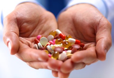 Doktorların elinde bir sürü farklı hap var.