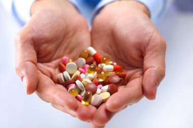 Doktorların elinde bir sürü farklı hap var.