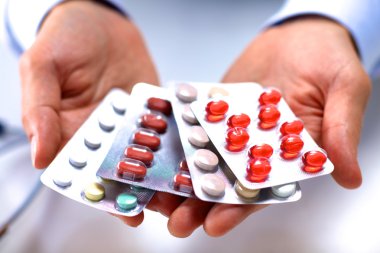Doktorların elinde bir sürü farklı hap var.