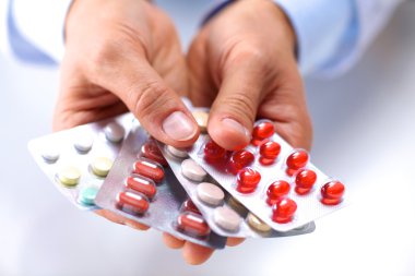 Doktorların elinde bir sürü farklı hap var.