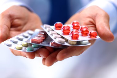 Doktorların elinde bir sürü farklı hap var.