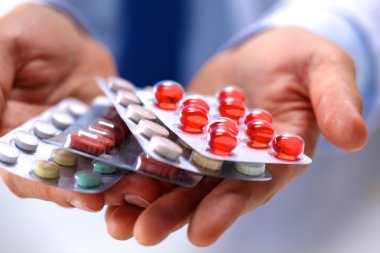 Doktorların elinde bir sürü farklı hap var.