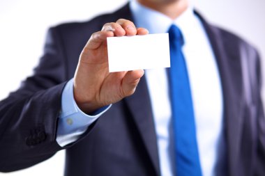 İş kartı - gri arka plan üzerinde atış closeup gösteren el mans