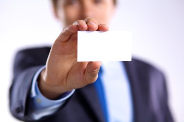 İş kartı - gri arka plan üzerinde atış closeup gösteren el mans