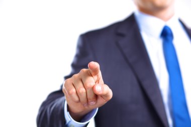 Genç işadamı ofiste dizüstü bilgisayarla çalışıyor.