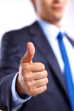 Genç işadamı ofiste dizüstü bilgisayarla çalışıyor.