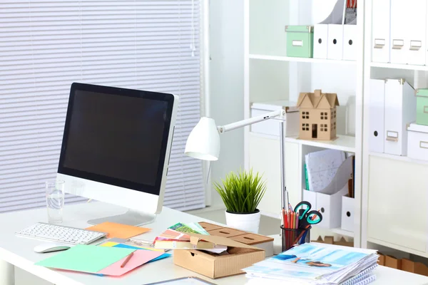 Bilgisayarı ve ahşap masasında akıllı telefonu olan bir ofis. — Stok fotoğraf