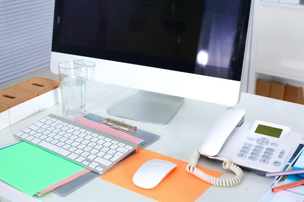 Tempat kerja kantor dengan laptop dan telepon pintar di meja kayu — Stok Foto