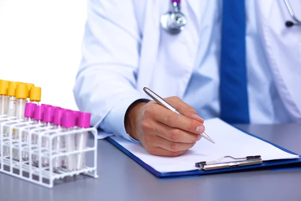 Médico em sua mesa de trabalho com equipamentos médicos em segundo plano — Fotografia de Stock