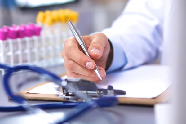 Doctor en su escritorio trabajando con equipo médico en el fondo —  Fotos de Stock