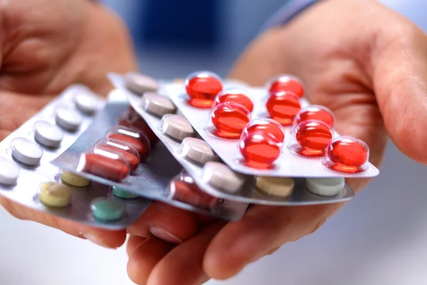 Kezét orvosok kezében sok különböző tablettát — Stock Fotó