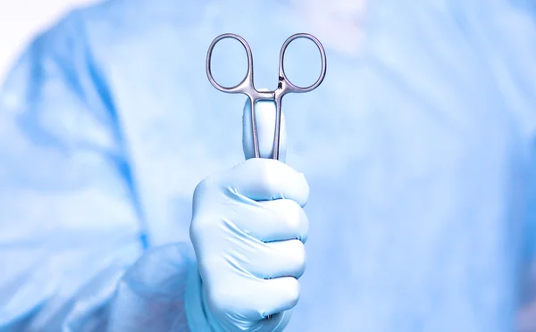 Sterilize edilmiş cerrahi aletlerin detaylı görüntüsü.