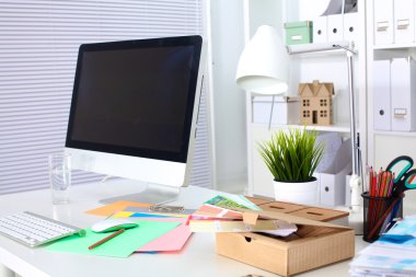 Bilgisayar ve evrak ile tasarımcı çalışma yer