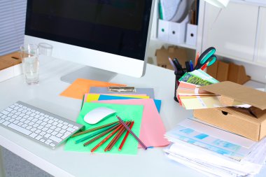 Bilgisayar ve evrak ile tasarımcı çalışma yer