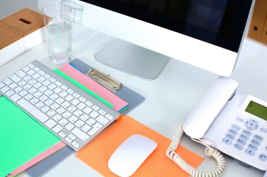 Bilgisayar ve evrak ile tasarımcı çalışma yer