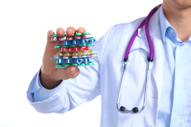 Ambalaj hapları erkek doktor el uzanır