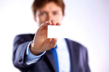 iş kartını tutan yaratıcı iş adamı