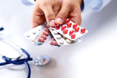 Ambalaj hapları erkek doktor el uzanır