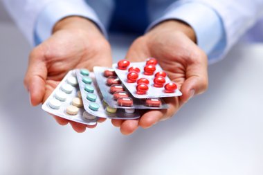 Ambalaj hapları erkek doktor el uzanır