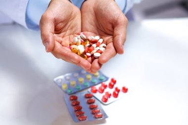 Ambalaj hapları erkek doktor el uzanır