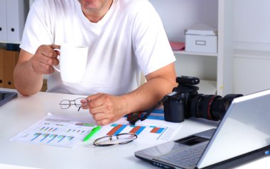 grafik içeren bir tablo arkasında bir iş adamı