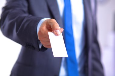 iş kartını tutan yaratıcı iş adamı