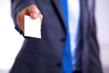 iş kartını tutan yaratıcı iş adamı