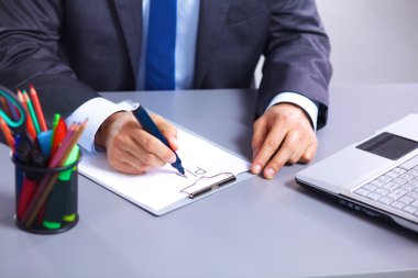 iş adamı karşılamaya elini tutar