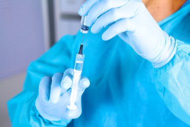 Doktor, elinde şırınga yakın çekim